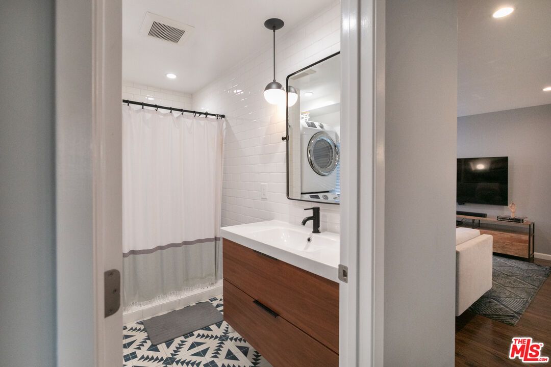Bathroom, Interior, Pendant Lights, Recessed Lighting, Wood Texture Flooring