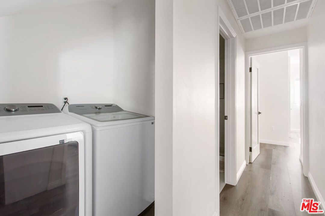 Interior, Utility Closets, Washer, Wood Texture Flooring