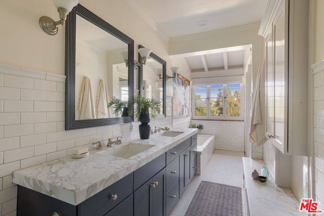 Bathroom, Dual Sink Vanities, Interior