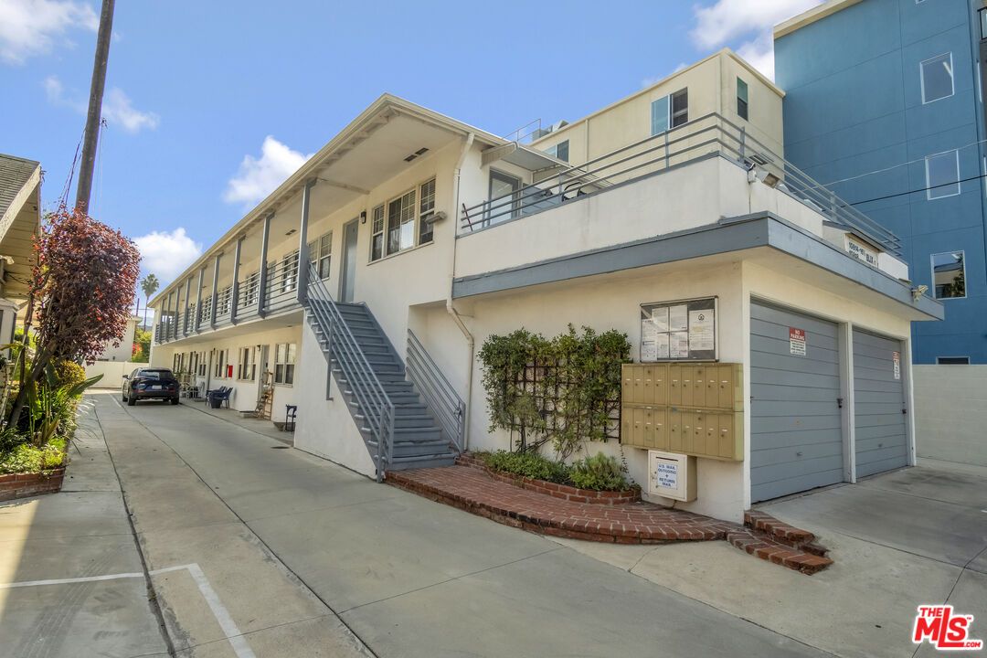 Attached, Exterior, Facade, Modern