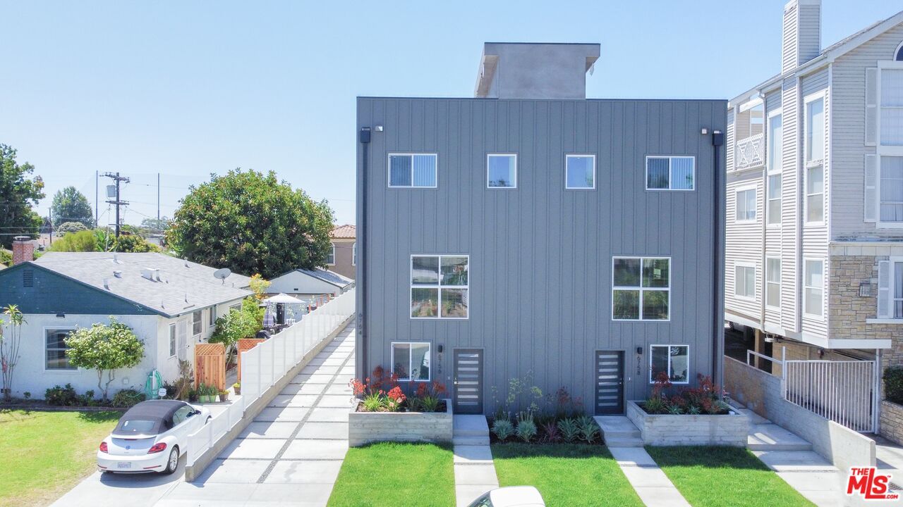 Exterior, Facade, Modern