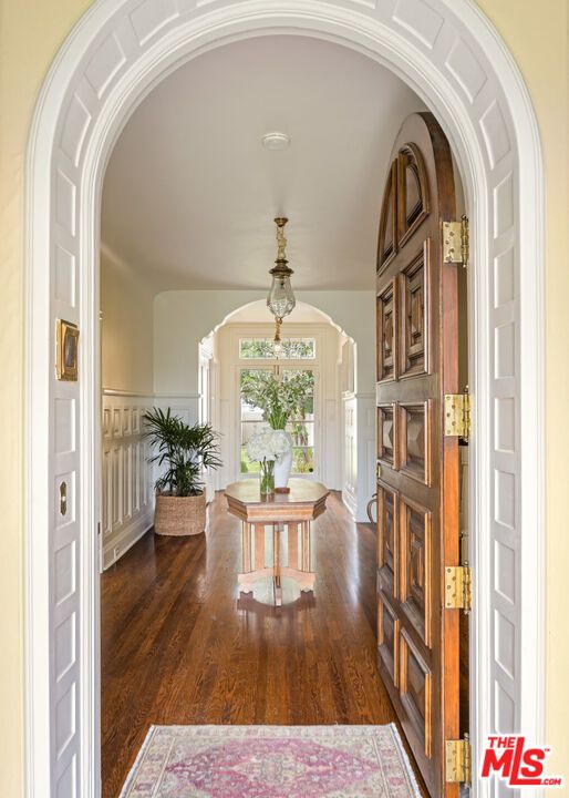 Interior, Pendant Lights, Wood Texture Flooring