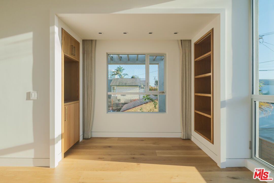 Empty room, Interior, Recessed Lighting, Water, Wood Texture Flooring