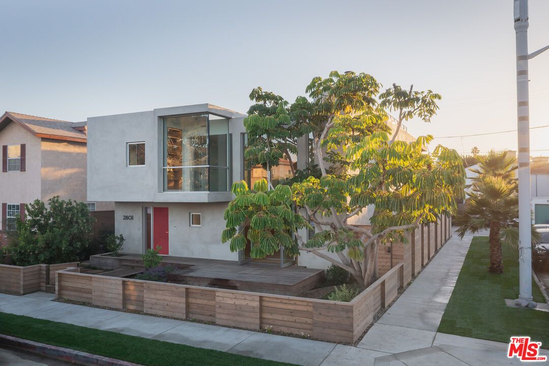 Backyard, Exterior, Facade, Modern