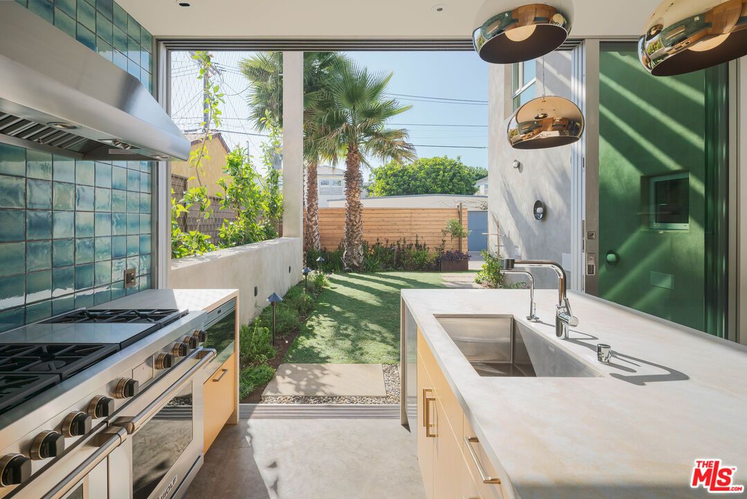 Exterior, Kitchen, Stainless Steel Appliances