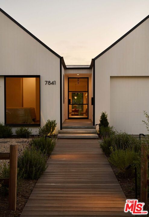 Exterior, Facade, Modern