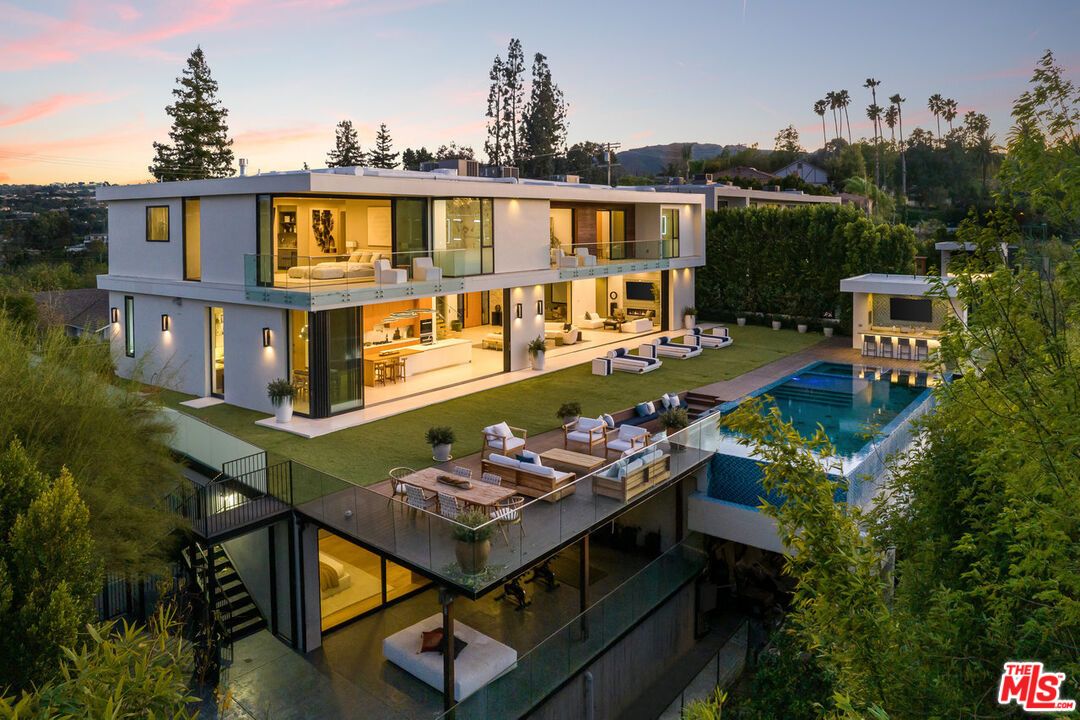 Exterior, Facade, Pool, Modern