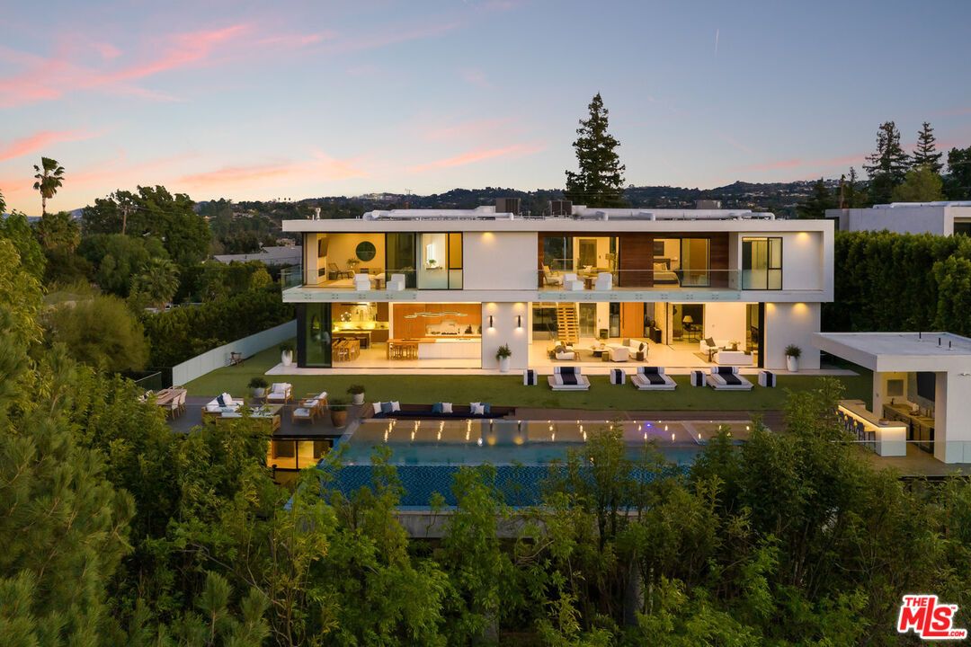 Exterior, Facade, Pool, Modern