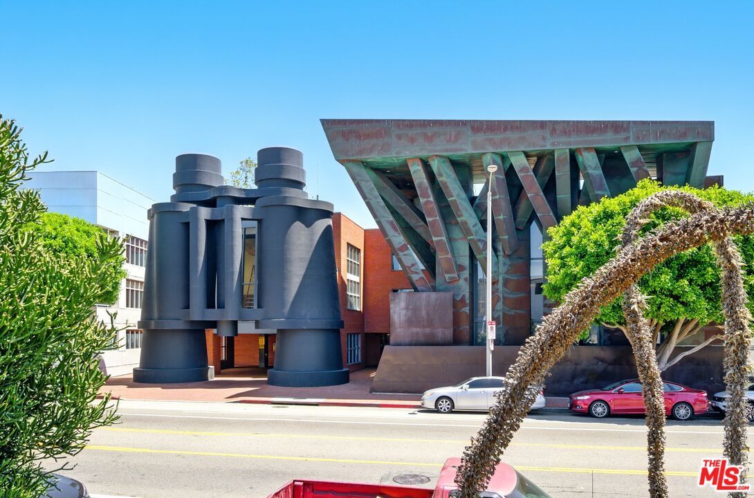 Exterior, Facade, Modern