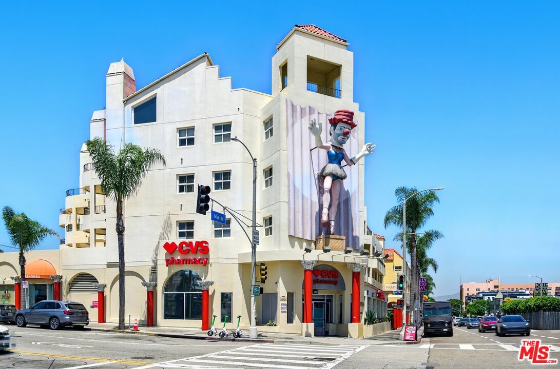 Exterior, Facade, Modern