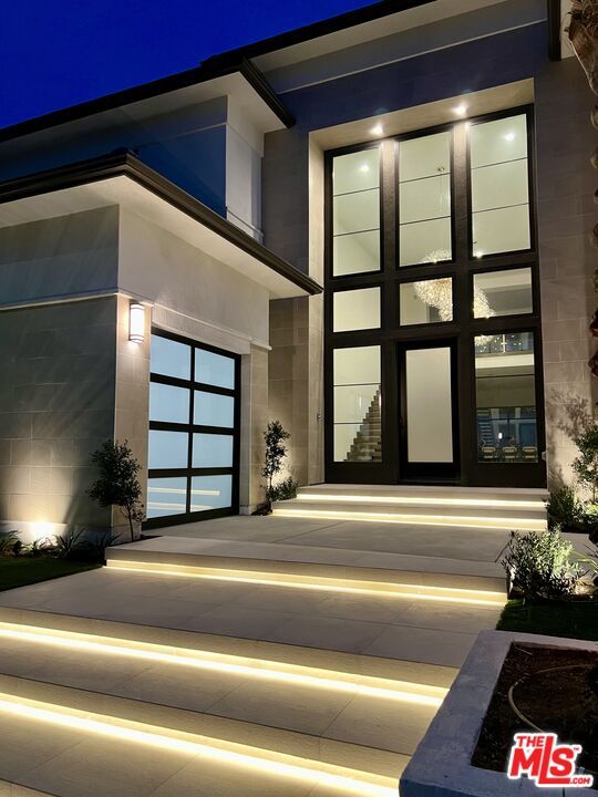 Attached, Exterior, Facade, Modern