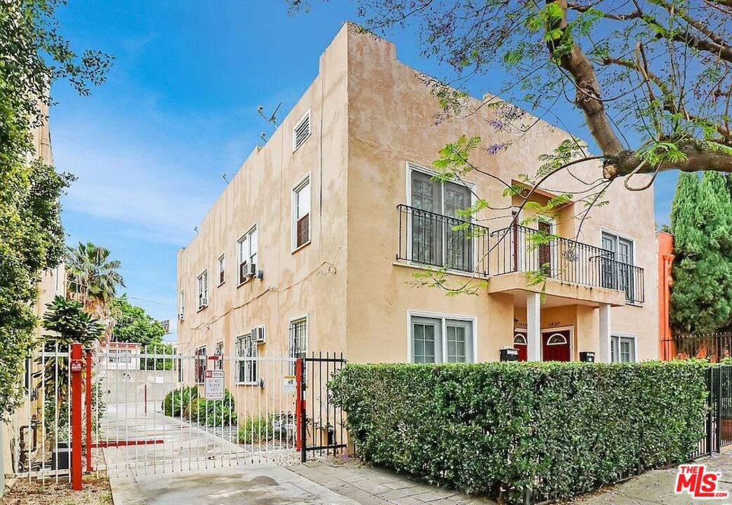 Exterior, Facade, Rowhouse