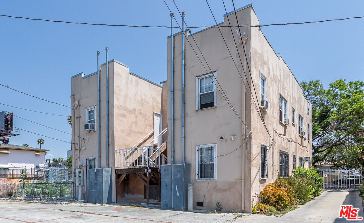 Exterior, Facade, Rowhouse