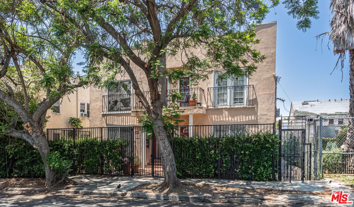 Exterior, Facade, Rowhouse
