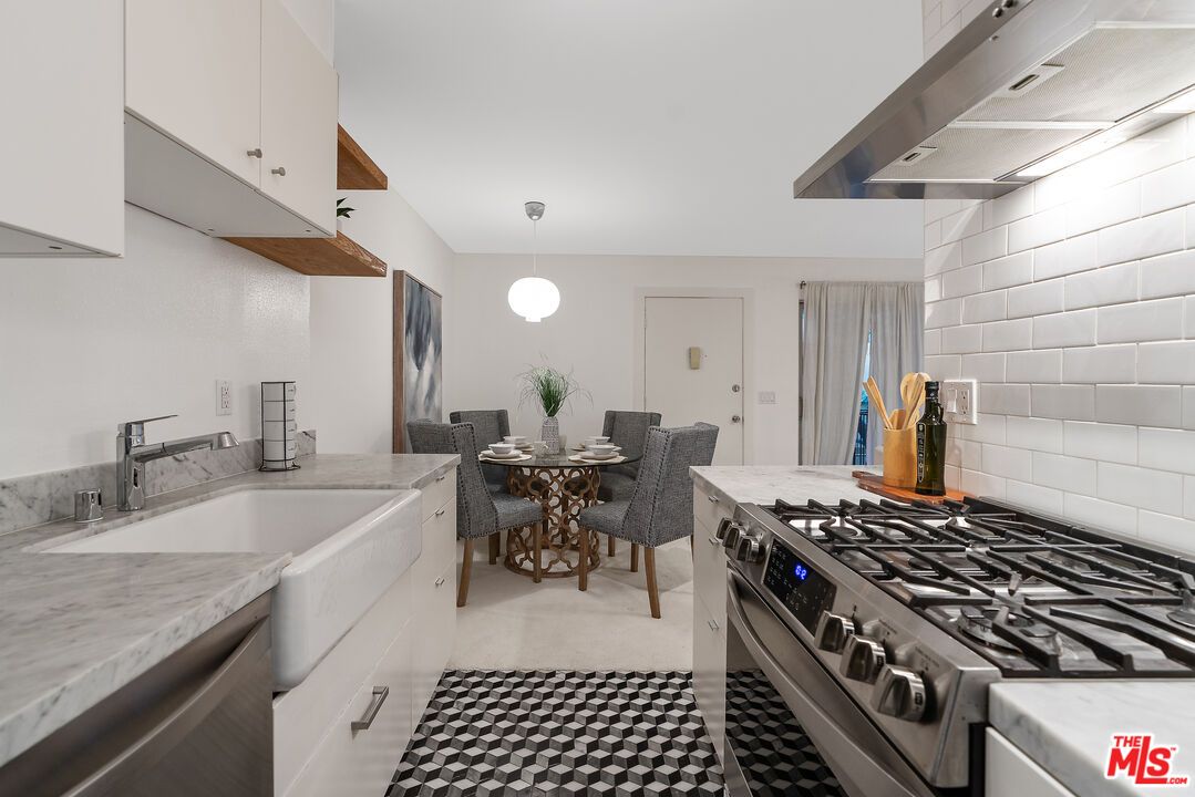 Dining room, Interior, Kitchen, Pendant Lights, Stainless Steel Appliances
