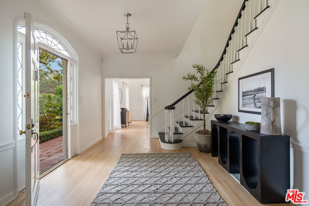 Interior, Pendant Lights, Wood Texture Flooring