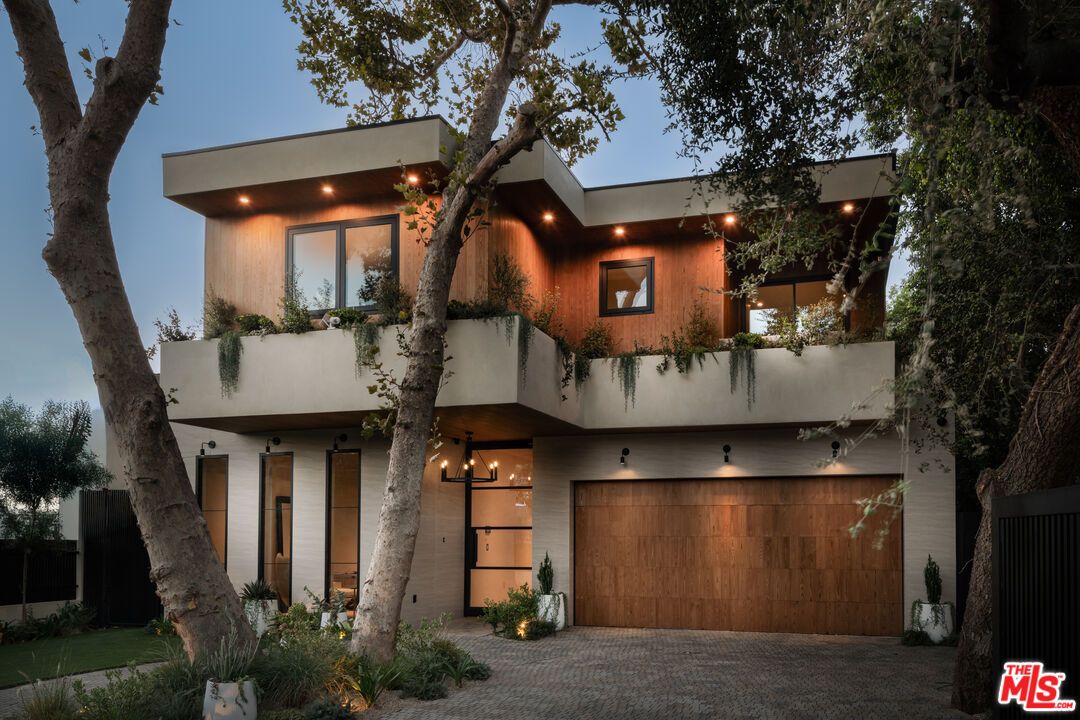 Attached, Exterior, Facade, Modern