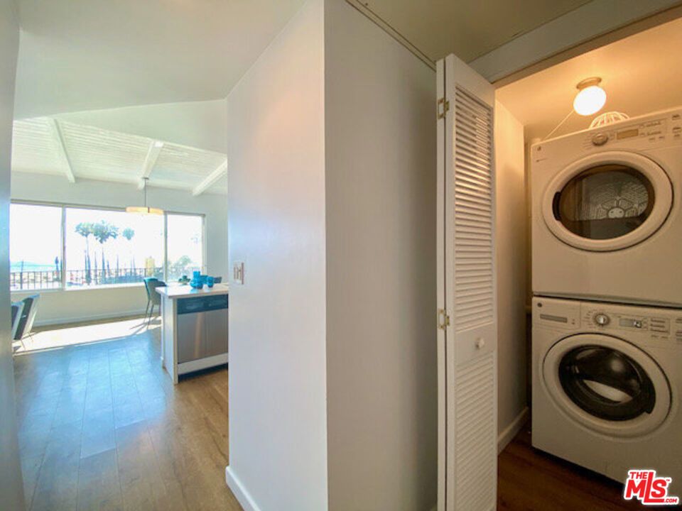 Interior, Utility Closets, Washer, Wood Texture Flooring
