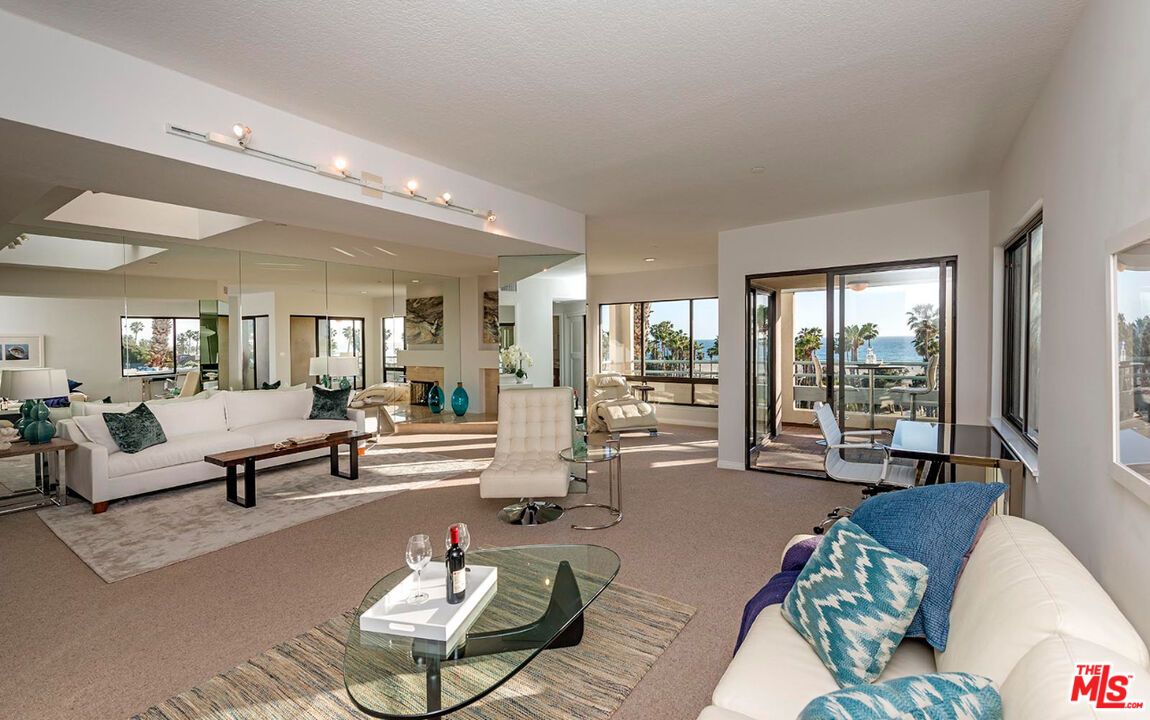 Interior, Living room, Water