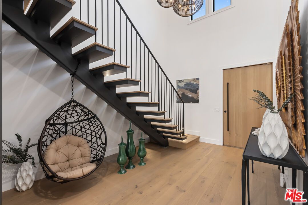 Interior, Pendant Lights, Wood Texture Flooring