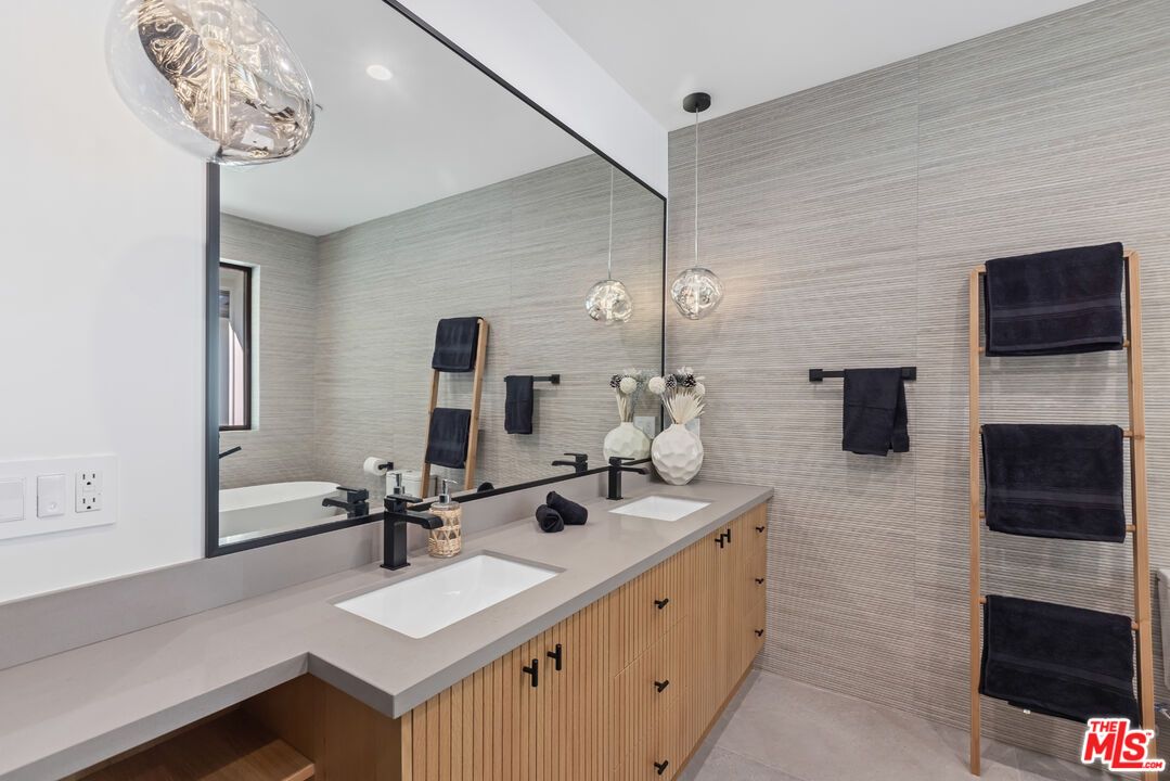 Bathroom, Dual Sink Vanities, Interior, Pendant Lights, Recessed Lighting