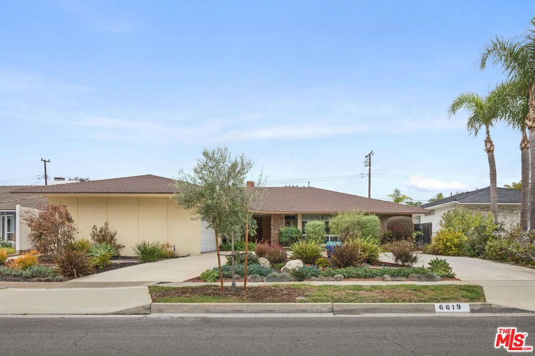 Attached, Exterior, Facade, Ranch