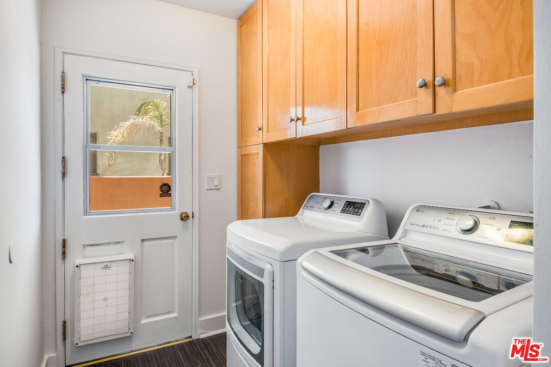 Interior, Washer, Wood Texture Flooring