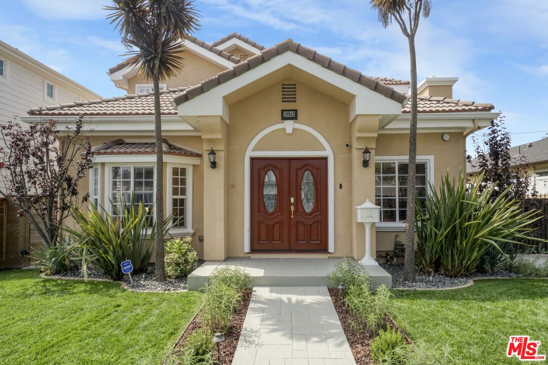 Exterior, Facade, Mediterranean