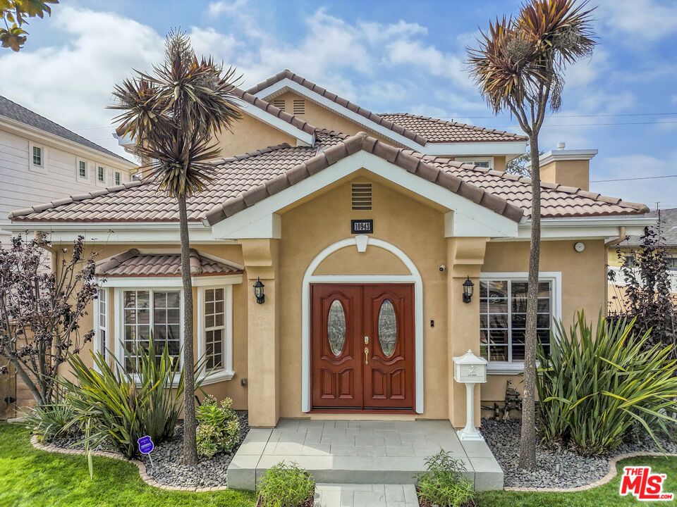 Exterior, Facade, Mediterranean