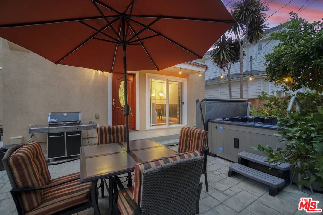 Exterior, Hot Tub, Outdoor Kitchen