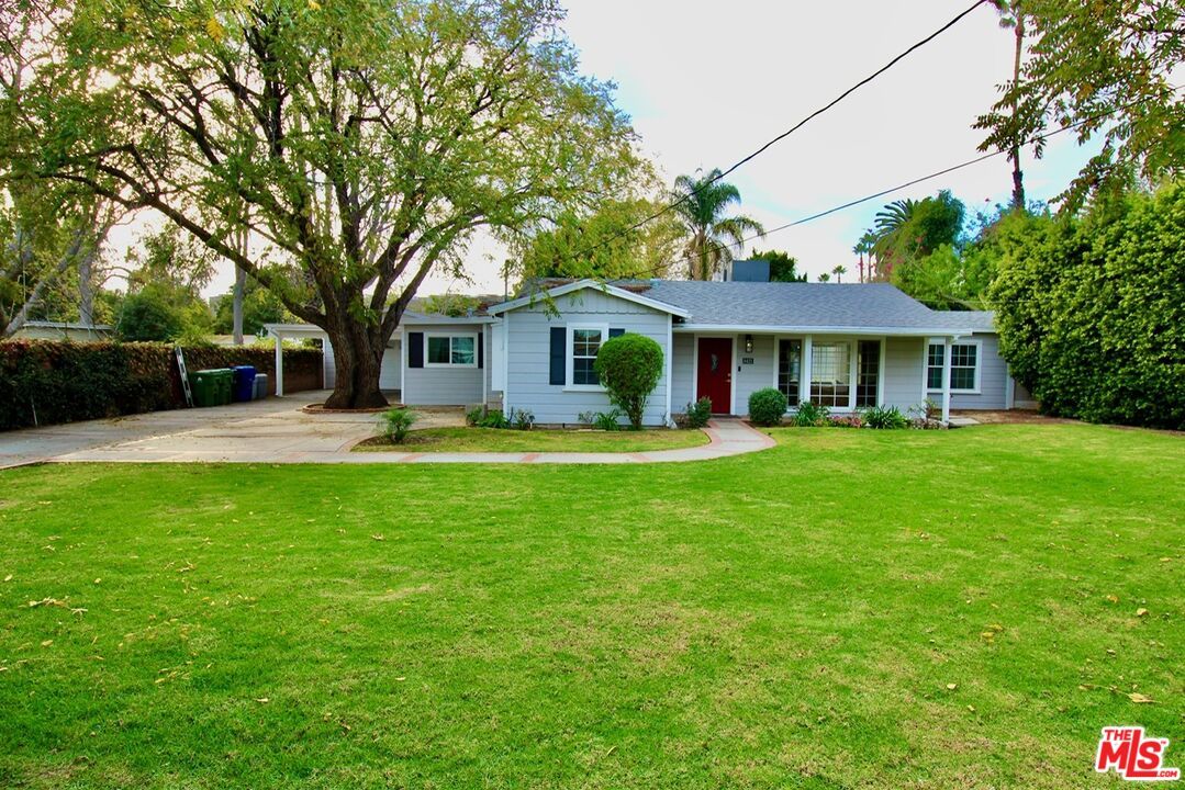 Backyard, Exterior, Facade, Ranch