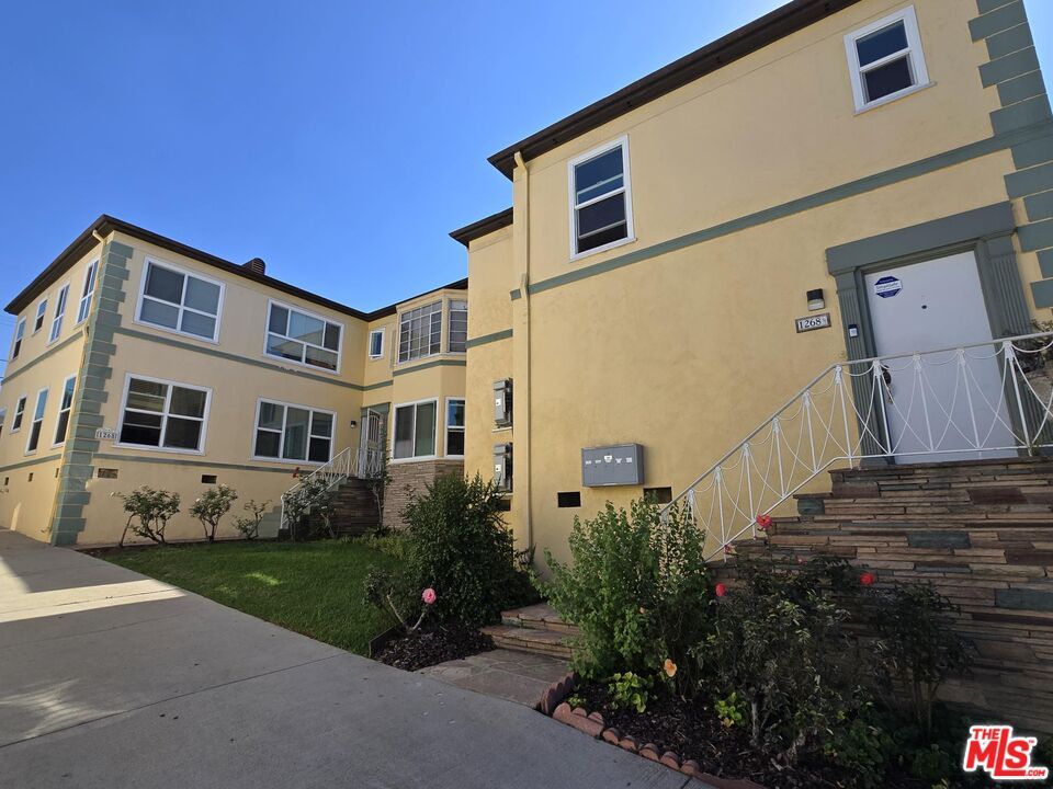 Exterior, Facade, Rowhouse