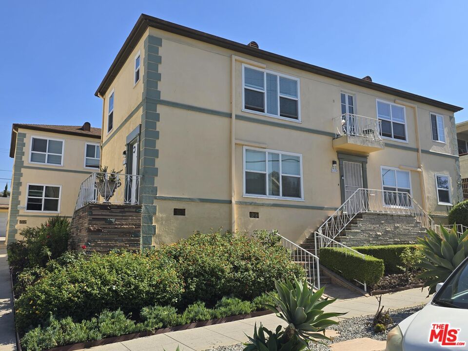 Exterior, Facade, Rowhouse