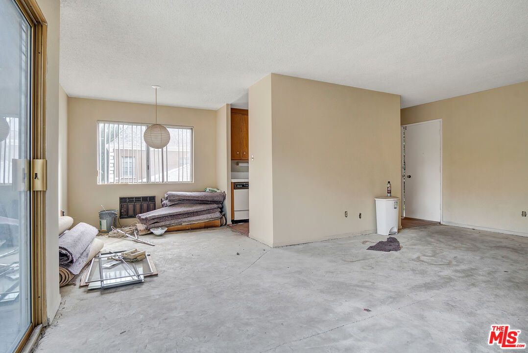 Empty room, Interior, Pendant Lights