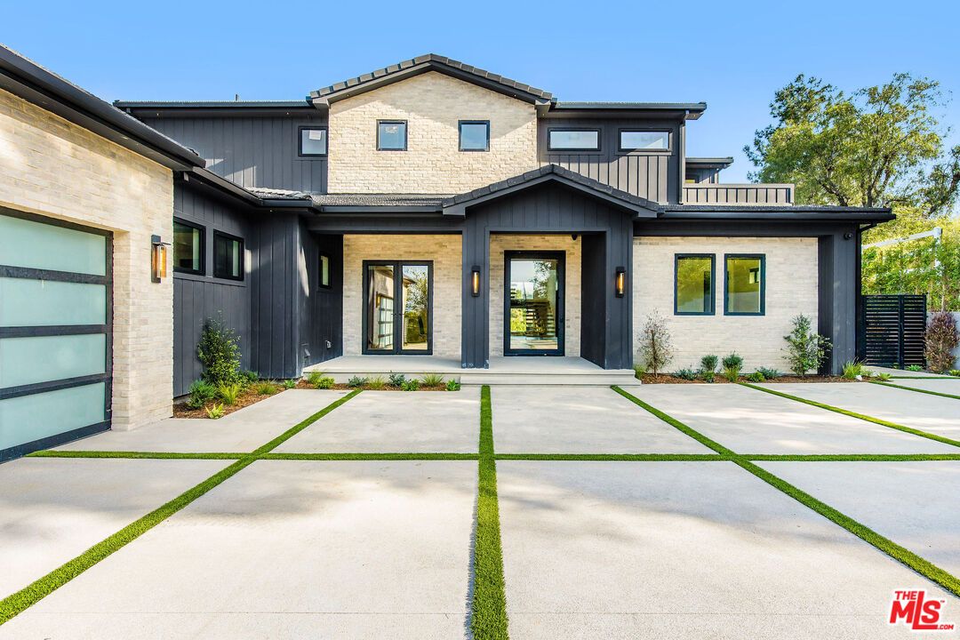 Attached, Exterior, Facade, Farmhouse