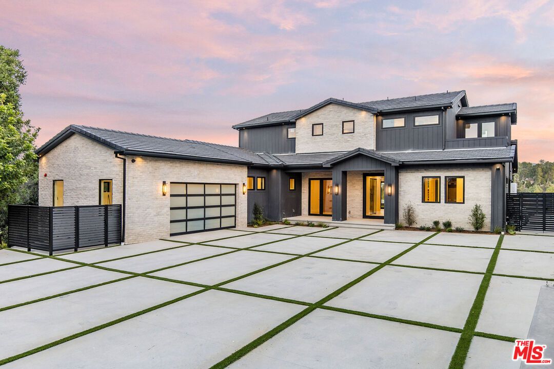 Attached, Exterior, Facade, Farmhouse