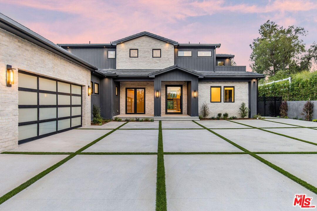 Attached, Exterior, Facade, Farmhouse