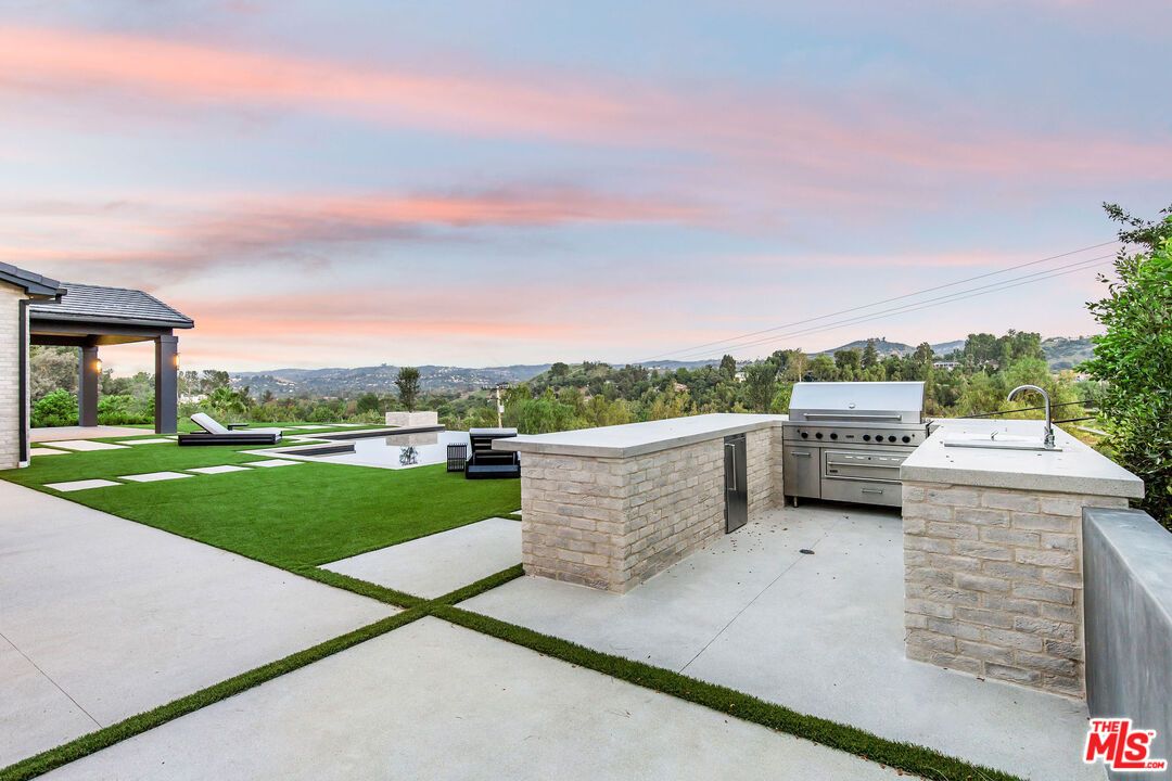 Exterior, Outdoor Kitchen
