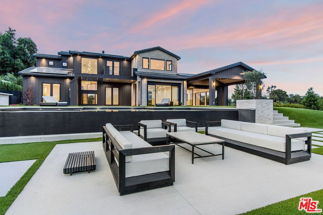 Backyard, Exterior, Facade, Modern