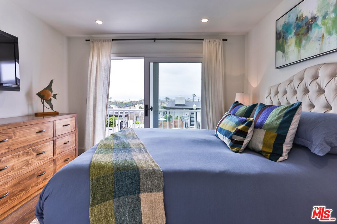 Bedroom, Interior, Recessed Lighting, Water