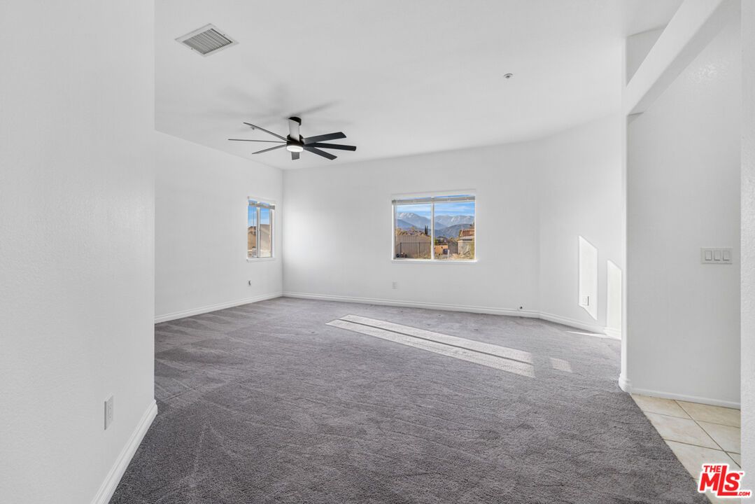 Empty room, Interior