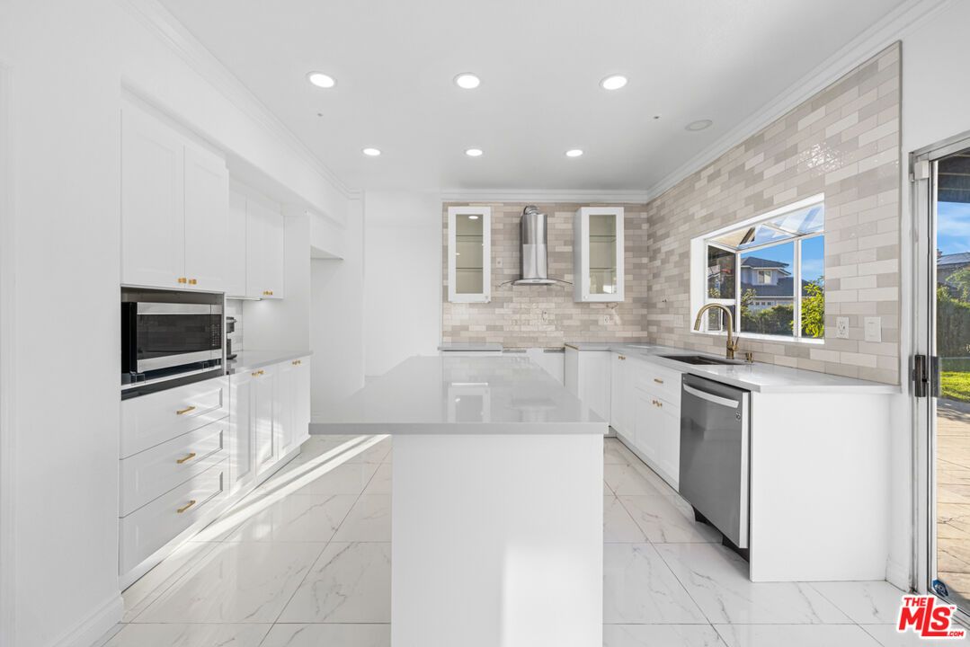 Interior, Kitchen, Marble, Recessed Lighting, Stainless Steel Appliances
