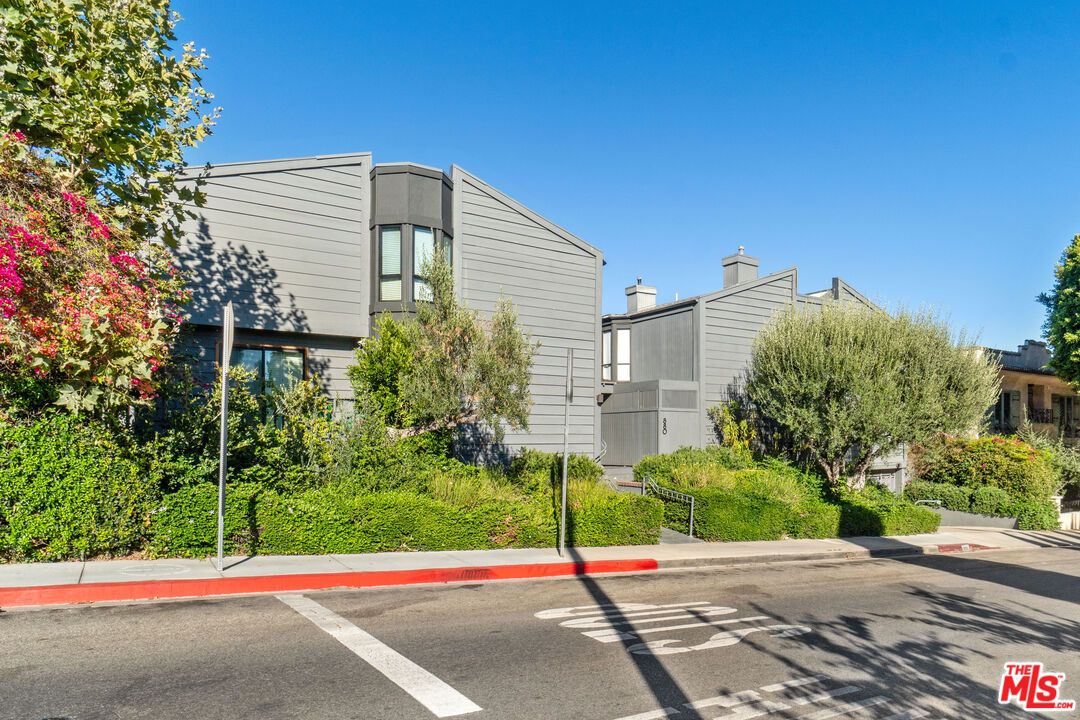 Exterior, Facade, Modern