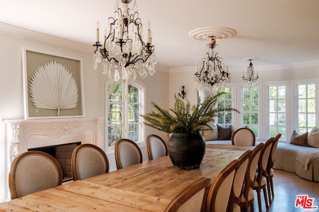 Chandelier, Dining room, Fireplace, Interior, Wood Texture Flooring