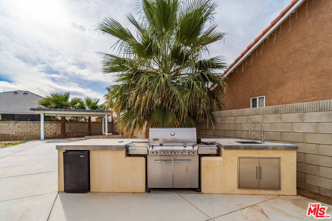 Exterior, Outdoor Kitchen