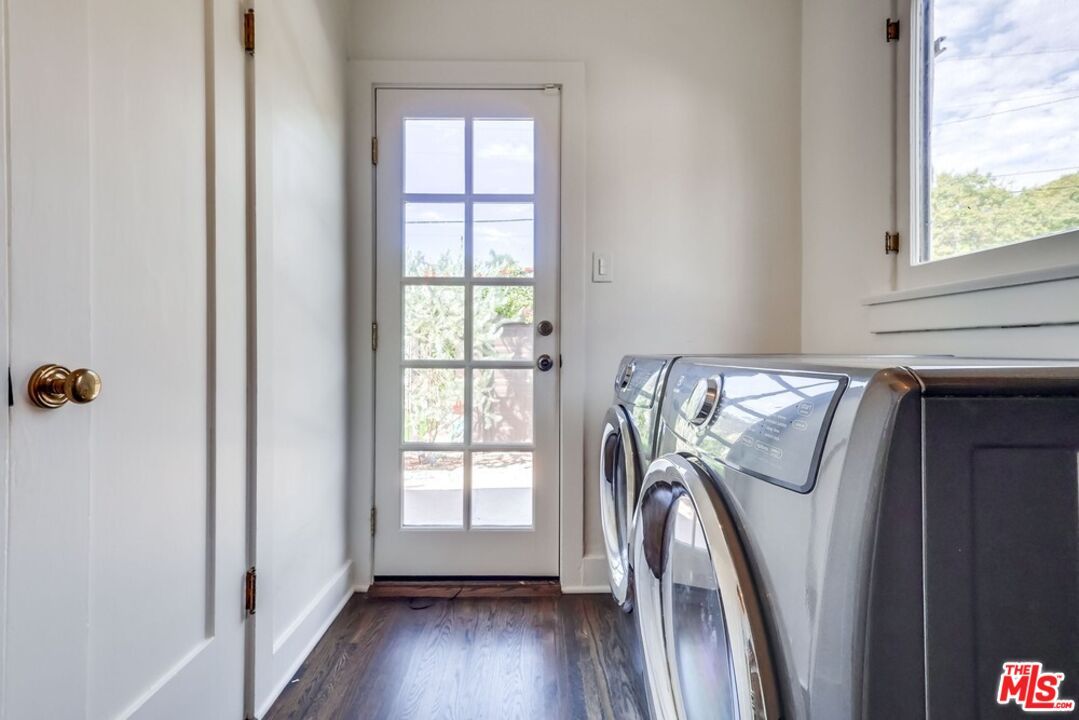 Interior, Washer, Wood Texture Flooring