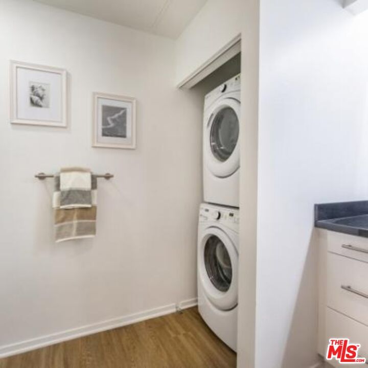 Interior, Utility Closets, Washer, Wood Texture Flooring