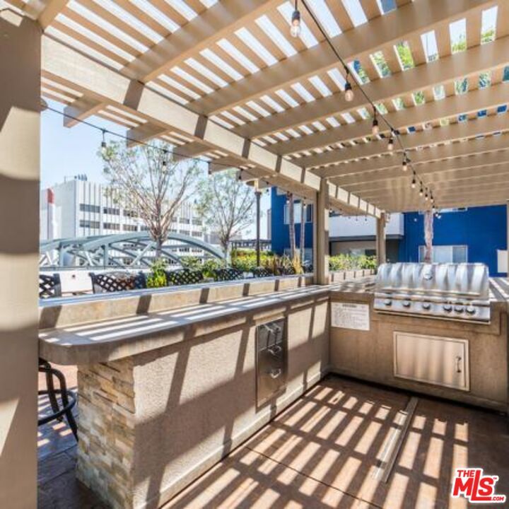 Exterior, Outdoor Kitchen