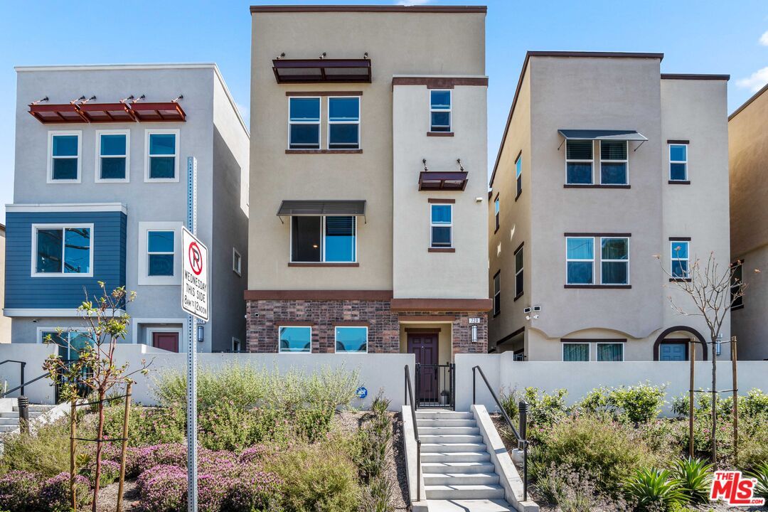 Exterior, Facade, Rowhouse