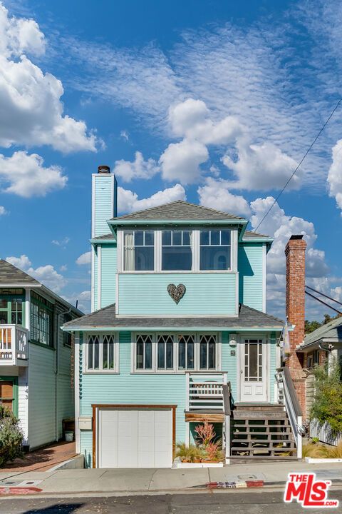 Attached, Exterior, Facade, American Foursquare